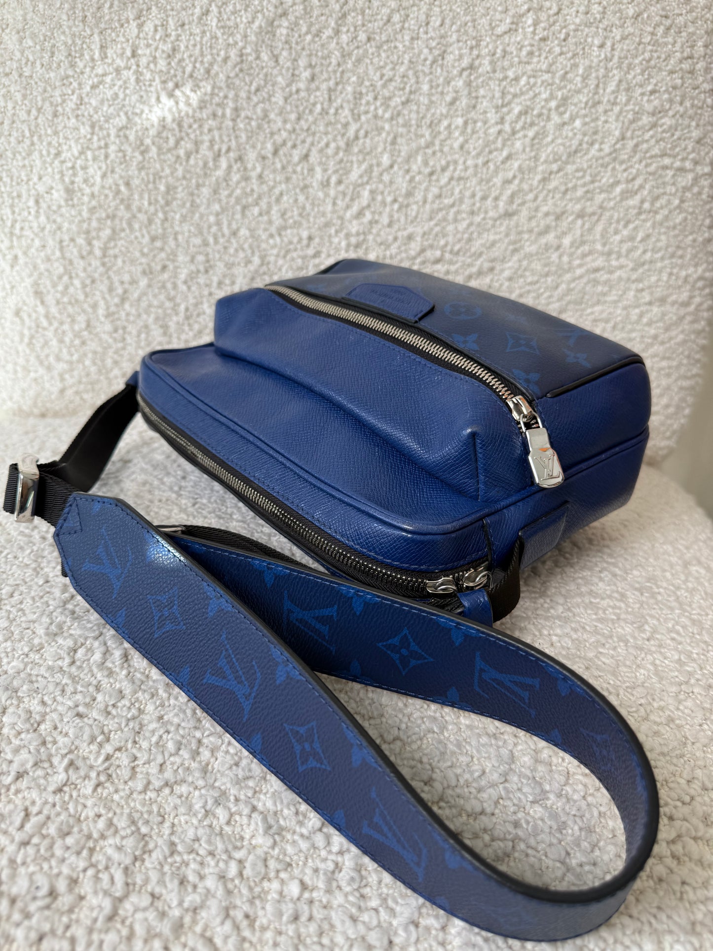 Louis Vuitton Monogram Pacific Blue Taiga Outdoor Messenger