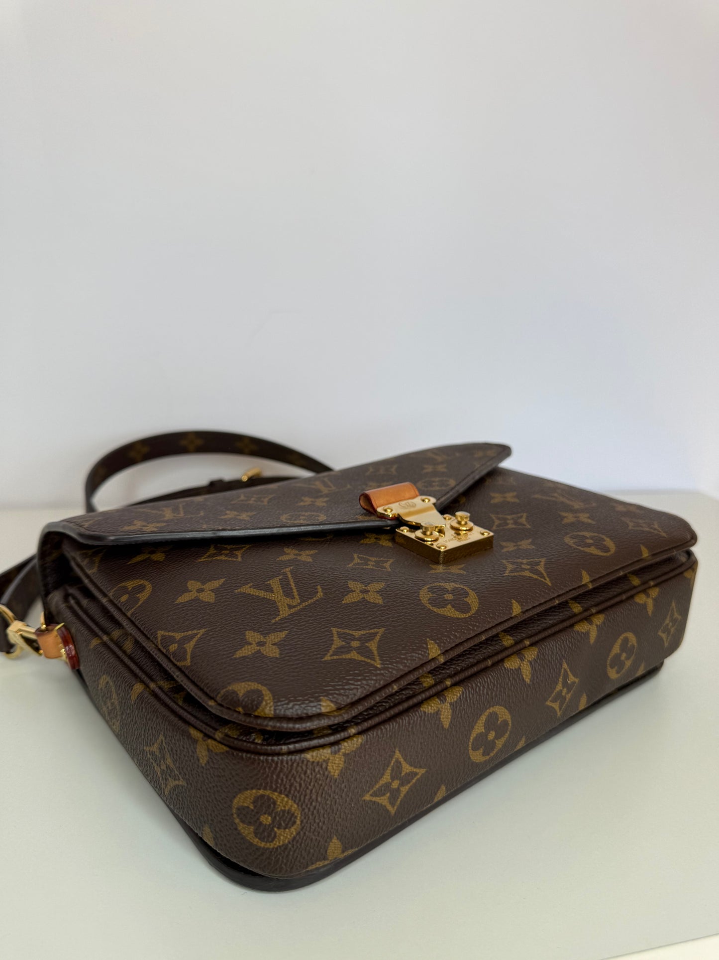 Louis Vuitton Pochette Métis Monogram Canvas